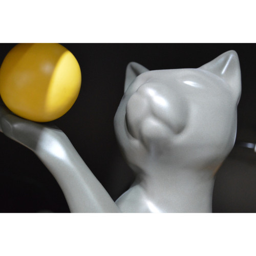 Drimmer Statuette en céramique chat avec balle Shadow gris.