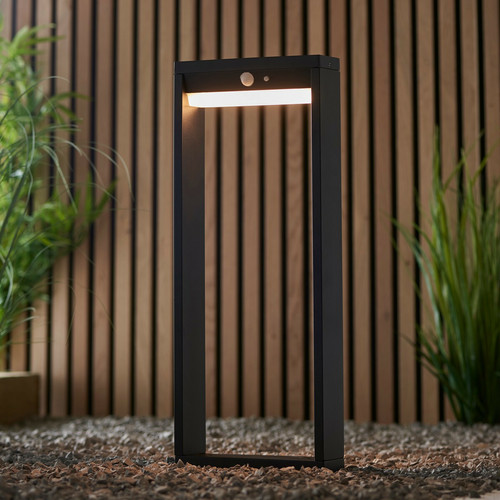 Lampadaire Lampe de borne en forme de boîte à LED à énergie solaire moderne texturée noire, capteurs de mouvement et de nuit PIR, blanc chaud, IP44