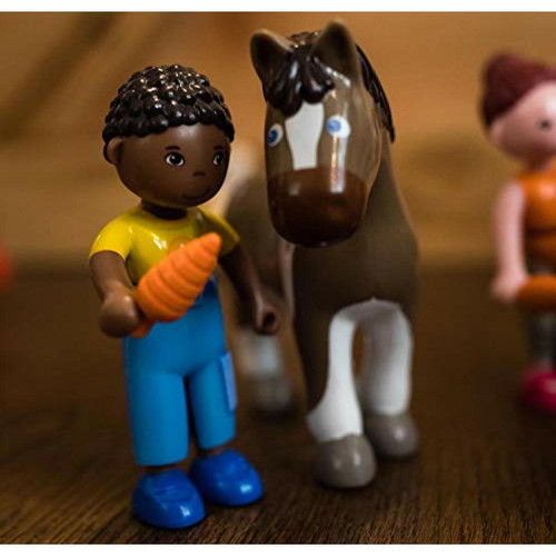 Poupées HABA Little Friends Erik - Figurine de poupAe afro-amAricaine de 10,2 cm