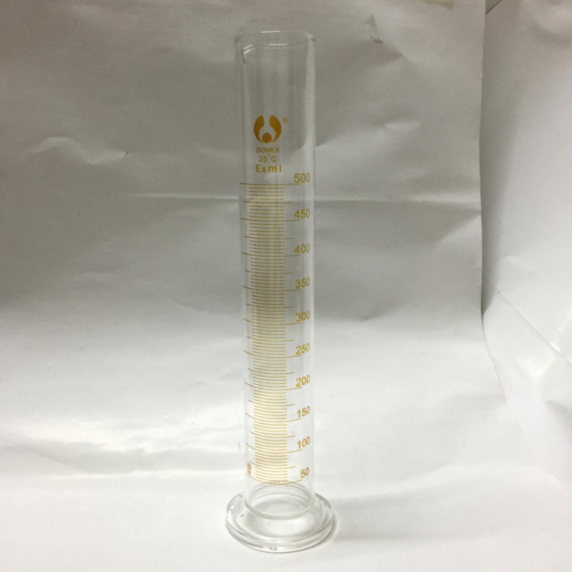 Mesure en laboratoire de chimie de cylindre de mesure en verre gradué I 