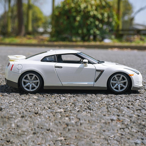 Universal Échelle 1: 18 Nissan GTR R35 modèle de voiture en alliage de moulage sous pression jouet de simulation pour adultes collection cadeaux | Voiture jouet moulée sous pression.(blanche)