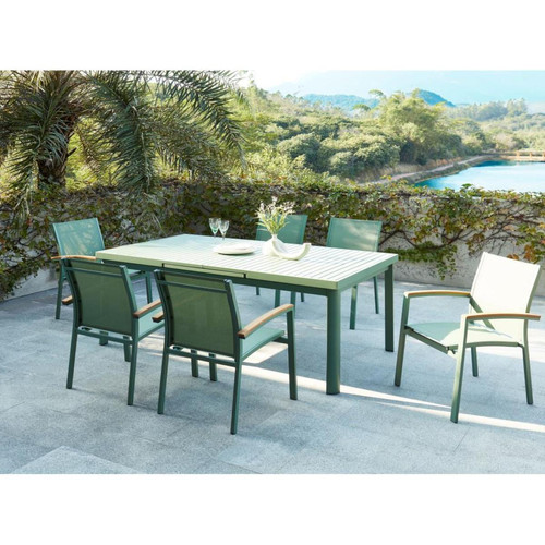Vente-Unique - Salle à manger de jardin en aluminium : une table extensible 180/240cm et 6 fauteuils empilables avec accoudoirs acacia - Vert amande - NAURU - Vente-Unique