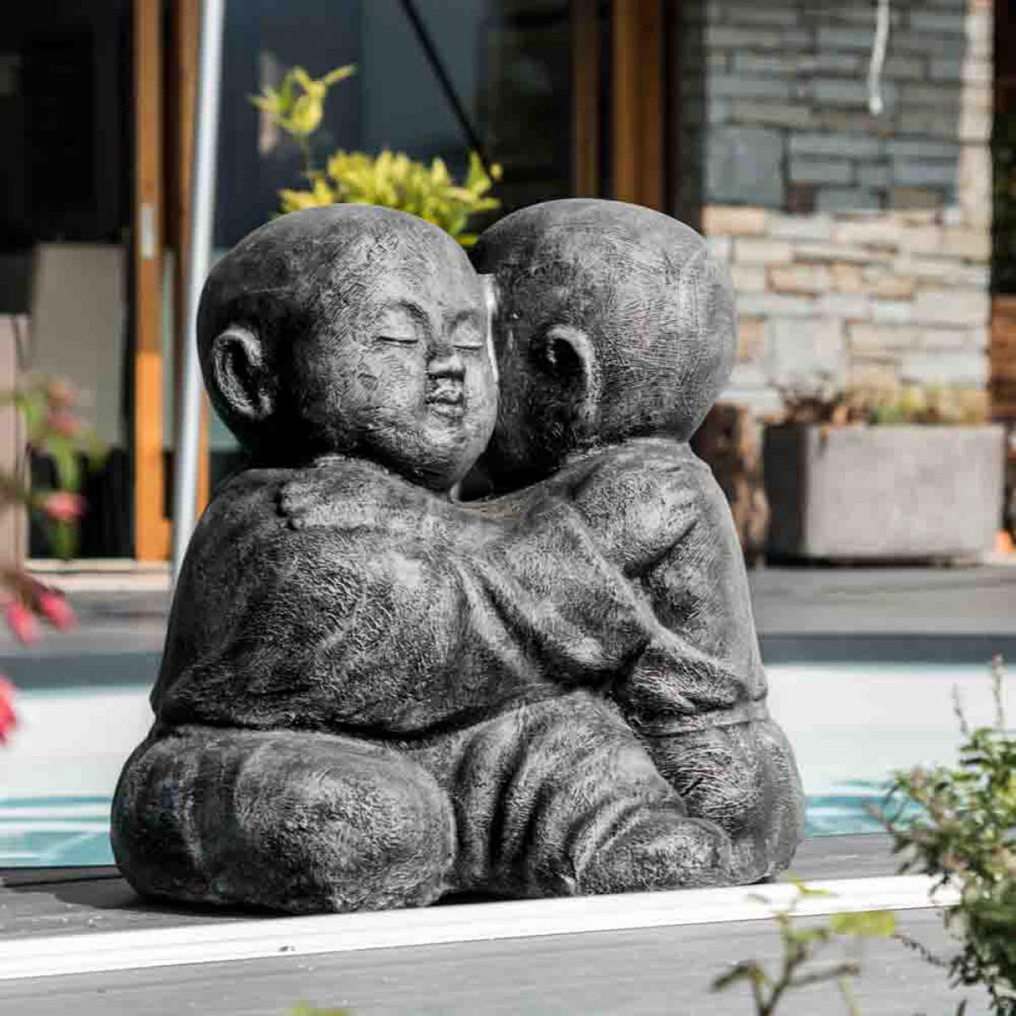Wanda Collection Statue moines Shaolin enlacés patiné gris 50 cm