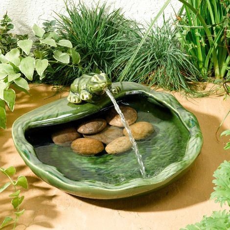 Fontaine de jardin, puit marque generique Fontaine de jardin solaire forme nénuphar avec grenouille FROG