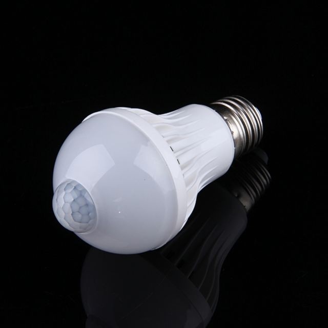 Wewoo LED détecteur de mouvement E27 5W InfraRouge Capteur de Ampoule, Distance du capteur: 4-6m, AC 85-265V lumière blanche