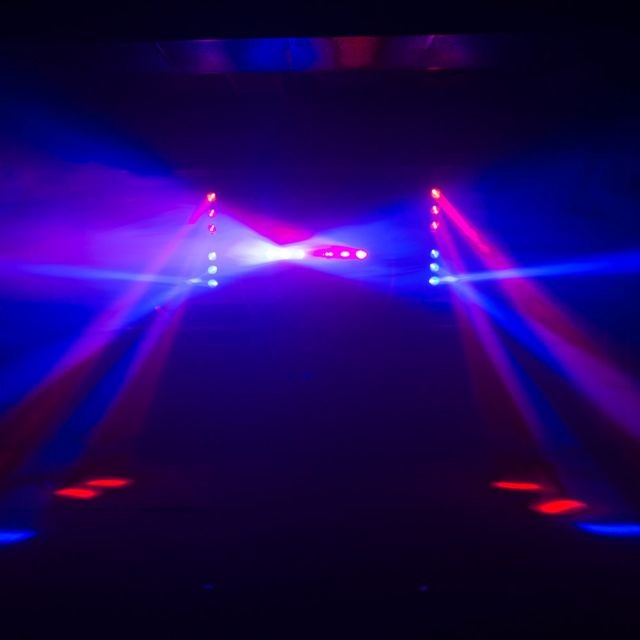 Lasers Jeux de lumières LED BoomToneDJ Motion Beam 5 avec rotation Tilt 180°, Rotation PAN 180° et contrôle de chaque LED. Doté de 6 LED articulées RGBW de 12W 4 en 1 pour des shows incroyables !
